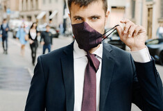 Κορωνοϊός: Μάσκα ή γραβάτα; Και τα δύο σε ένα προτείνει Ιταλός σχεδιαστής