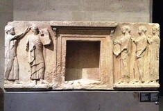 Το Λούβρο παρέδωσε στο Αρχαιολογικό Μουσείο της Θάσου τα εκμαγεία από τρεις ανάγλυφες μαρμάρινες πλάκες