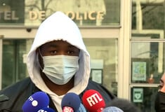Παρίσι: Σε διαθεσιμότητα 3 αστυνομικοί για ξυλοδαρμό μουσικού παραγωγού σε στούντιο- Τους κατέγραψε κάμερα