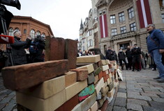 Λετονία: Γλύπτες καλύπτουν τα έργα τους, σε διαμαρτυρία για την αύξηση της φορολογίας