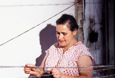 Μάνες, γιαγιάδες, θείες... Οι γυναίκες της ελληνικής επαρχίας του '60 