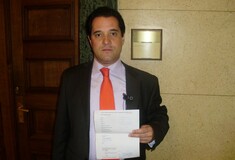 Ο Άδωνις πήγε στη βουλή το «Κουτί της Πανδώρας»
