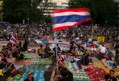 Ταϊλάνδη: Διαδηλωτές εισέβαλαν στο επιτελείο του στρατού