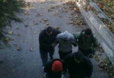 Αστυνομικοί χειροκροτούν συναδέλφους τους που εμπλέκονται σε εμπορία ναρκωτικών