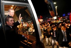 10 χιλιάδες οπαδοί του περίμεναν τον Ερντογάν στο αεροδρόμιο