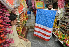 Οι αμερικανικές σημαίες κάνουν θραύση στο Πακιστάν