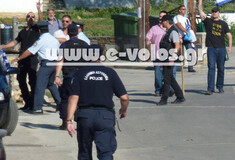 Το μεσαίο δάκτυλο ύψωσε ο χρυσαυγίτης Ηλιόπουλος σε διαμαρτυρόμενους