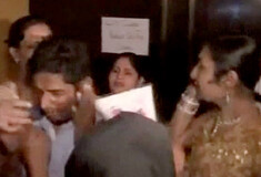 Ινδία: Ομάδα γυναικών εισβάλει σε μπαρ που σερβίρει το κοκτέιλ «Ο βιαστής»