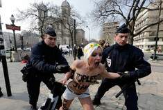 «Τόπλες Τζιχάντ» από τις Femen για την ακτιβίστρια Amina