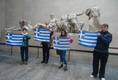 15χρονοι μαθητές σήκωσαν ελληνικές σημαίες μπροστά στα Μάρμαρα