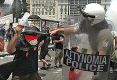 Δικάζονται σήμερα 18 αστυνομικοί για το «άγριο ξύλο του Μεσοπρόθεσμου»