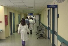 Guardian: «Οι Έλληνες δεν έχουν, ούτε να θάψουν τους δικούς τους»