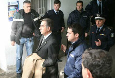 Στη φυλακή με χειροπέδες ο Παπαγεωργόπουλος