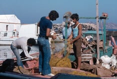Λαβράκι και μπλου τζίν καμπάνα: Η ζωή των ψαράδων της Πάρου το '70