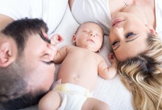 Μείωση γεννήσεων λόγω πανδημίας: «Δύσκολο για κάποιους να είναι συνεχώς μαζί»