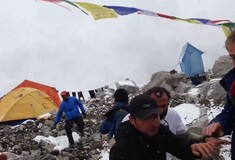 Συγκλονιστικό βίντεο από τη χιονοστιβάδα που χτυπά τους ορειβάτες στο Εβερεστ