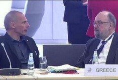 Ρίγα: Φωτογραφία του Βαρουφάκη με αιχμές από συντάκτη των F.T.