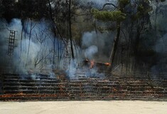 Μεγάλη φωτιά στο Ρέμα Χαλανδρίου - Kάηκε το θέατρο της Ρεματιάς