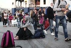 Στο κέντρο της Αθήνας αναζητούν καταφύγιο εκατοντάδες απεγνωσμένοι πρόσφυγες που έφθασαν από τη Μυτιλήνη. Το κράτος απόν.