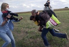 Η εικονολήπτρια που κλωτσούσε πρόσφυγες μηνύει το Facebook και τον άντρα που βρέθηκε στο έδαφος μετά την τρικλοποδιά