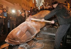 Οι διαδηλωτές στην Ουκρανία ρίχνουν τα αγάλματα του Λένιν