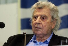 Ο Τσίπρας συνεχάρη τον Μ. Θεοδωράκη για το άρθρο με το οποίο τον καλεί να πει «όχι» στον Σόιμπλε