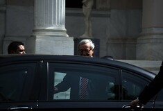 Reuters: Η Ελλάδα αψηφά την ευρωζώνη