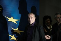 Bloomberg: Πώς ο Ντράγκι έπεισε τον Βαρουφάκη να επιστρέψει η Τρόικα