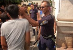 Αστυνομικός χαστουκίζει μετανάστη στην Κω