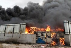 Υπό έλεγχο η μεγάλη πυρκαγιά σε εργοστάσιο ανακύκλωσης