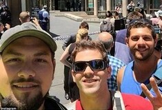 Οργή στην Αυστραλία για τις σέλφι των τουριστών την ώρα της ομηρίας