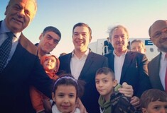 Τσίπρας, Σουλτς και Αβραμόπουλος βγάζουν σέλφι με τους πρόσφυγες