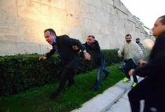 Άγριος ξυλοδαρμός του βουλευτή της ΝΔ Γ. Κουμουτσάκου στο Σύνταγμα