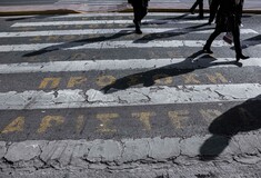 Ν.Υ. Τimes: Η Ελλάδα χρεοκοπεί μέρα με τη μέρα