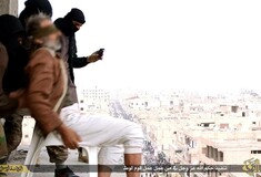 Oι τζιχαντιστές συνεχίζουν να εκτελούν ομοφυλόφιλους πετώντας τους από κτίρια