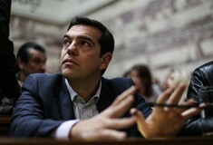 Στο ΥΠΟΙΚ ο Τσίπρας - Σύσκεψη για τη διαπραγμάτευση