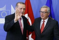 Ο Γιούνκερ κατακρίνει την αντίδραση της Τουρκίας στη γερμανική σάτιρα για τον Ερντογάν