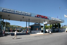 Άγριο έγκλημα έξω από το Αττικό Νοσοκομείο: 56χρονος άντρας μαχαίρωσε και σκότωσε τη γυναίκα του