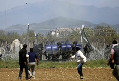 Τα Σκόπια έβγαλαν αιχμηρή ανακοίνωση για τη στάση Ελλήνων αστυνομικών στα επεισόδια στην Ειδομένη
