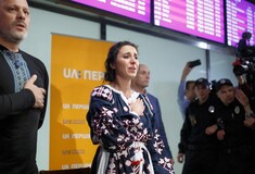 Πανδαιμόνιο στo Kίεβο για την υποδοχή της Jamala - Η τραγουδίστρια ξέσπασε σε κλάματα όταν έκανε την πρώτη της δήλωση
