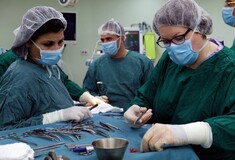Η βρετανίδα βουλευτής που περνά τις διακοπές της στη Γάζα χειρουργώντας καρκινοπαθείς γυναίκες