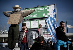Οι αγρότες κατάφεραν να "ματαιώσουν" την Agrotica- Ένταση, επεισόδια και φωτιές στη Θεσσαλονίκη