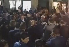 Βίντεο: Νεαρός ρίχνει γροθιά στο Μαριάνο Ραχόι