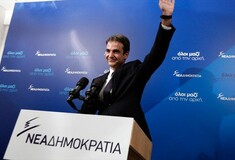 «Ύμνοι» Κυριάκου για τον πατέρα του, το Σαμαρά και τον Καραμανλή