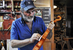 Ο Νικόλαος Μπρας φτιάχνει αρχαία ελληνικά όργανα (και κατασκεύασε το βιολί του Λεωνίδα Καβάκου)