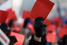 Η Κομισιόν «χαϊδεύει» την Πολωνία που «πιέζει» τη δημοκρατία