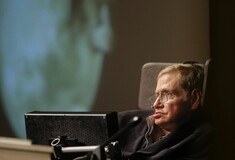 Ο Stephen Hawking δίνει συγχαρητήρια για τα βαρυτικά κύματα και για πρώτη φορά καυχιέται για κάτι