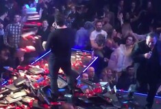Ο απίθανος κύριος που πέταξε χτες τόνους λουλούδια στον Καρρά και τον Παντελίδη
