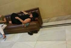 Η Βαγενά απαντά για τις φωτογραφίες που τη δείχνουν ξαπλωμένη στη Βουλή και καταγγέλει πως είναι τραβηγμένες από βουλευτή