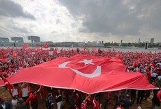 Πάνω από 50.000 διαδηλωτές στη συγκέντρωση υπέρ του Ερντογάν στην Κολωνία